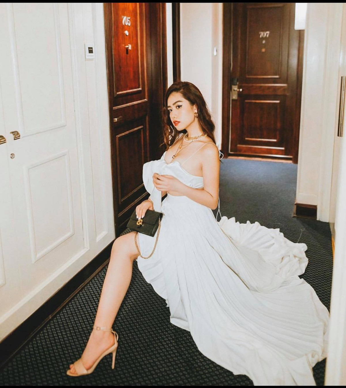 Trung thành với màu trắng sang chảnh, khoe đôi vai trần bốc lửa cùng chân thon mịn.