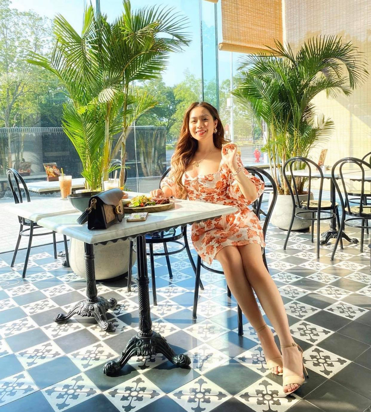 Nữ tính bánh bèo với váy hoa rực rỡ.