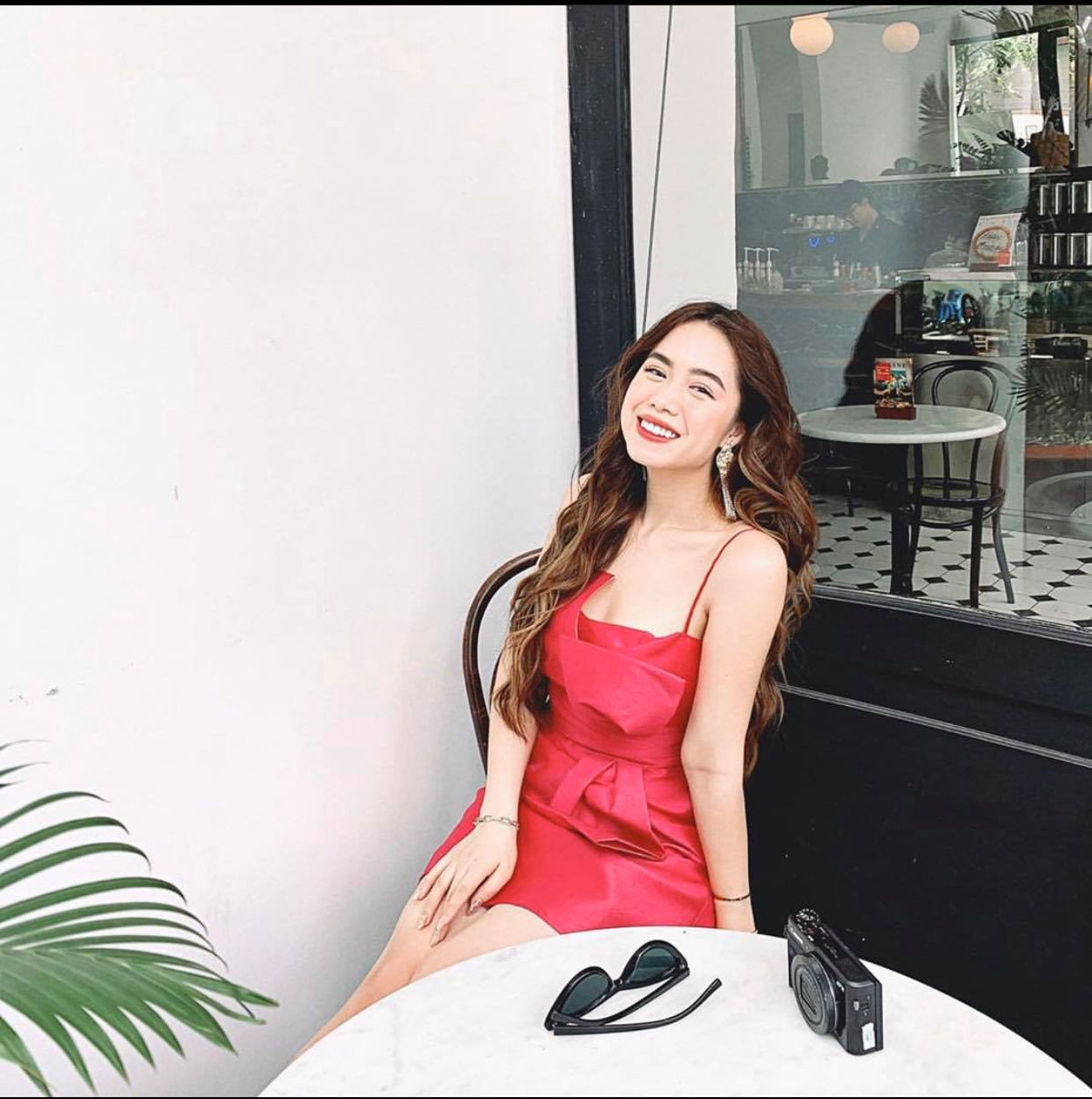 Khi đi cà phê dạo phố với bạn bè, Mina chọn chiếc váy vô cùng nổi bật và sang chảnh đậm chất tiểu thư cực hút mắt.