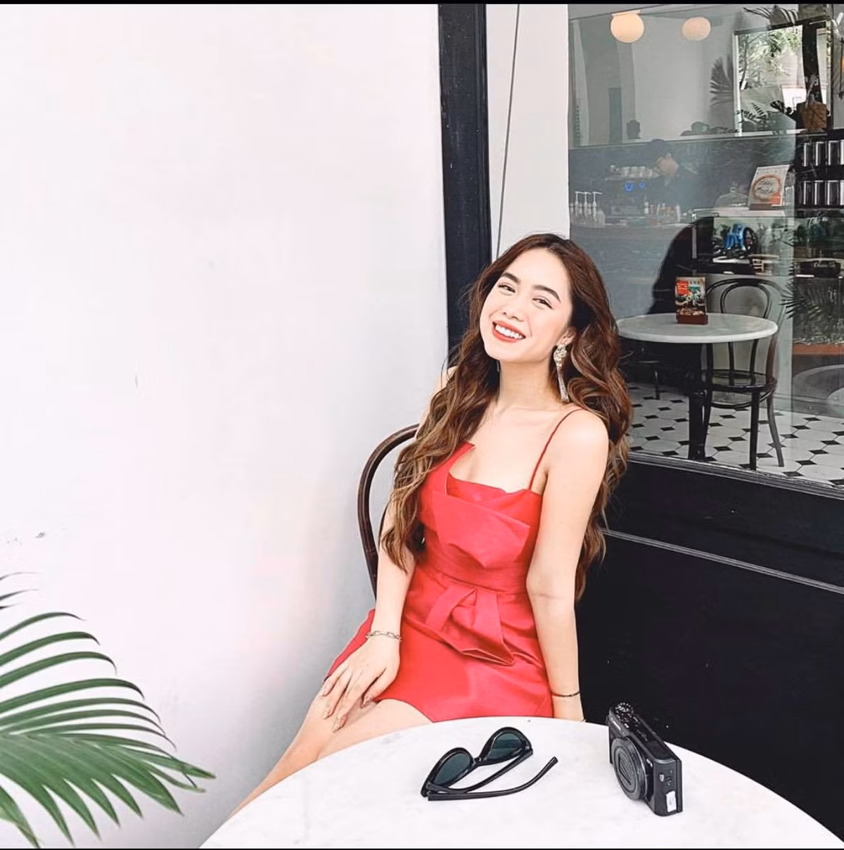 Khi đi cà phê dạo phố với bạn bè, Mina chọn chiếc váy vô cùng nổi bật và sang chảnh đậm chất tiểu thư cực hút mắt.