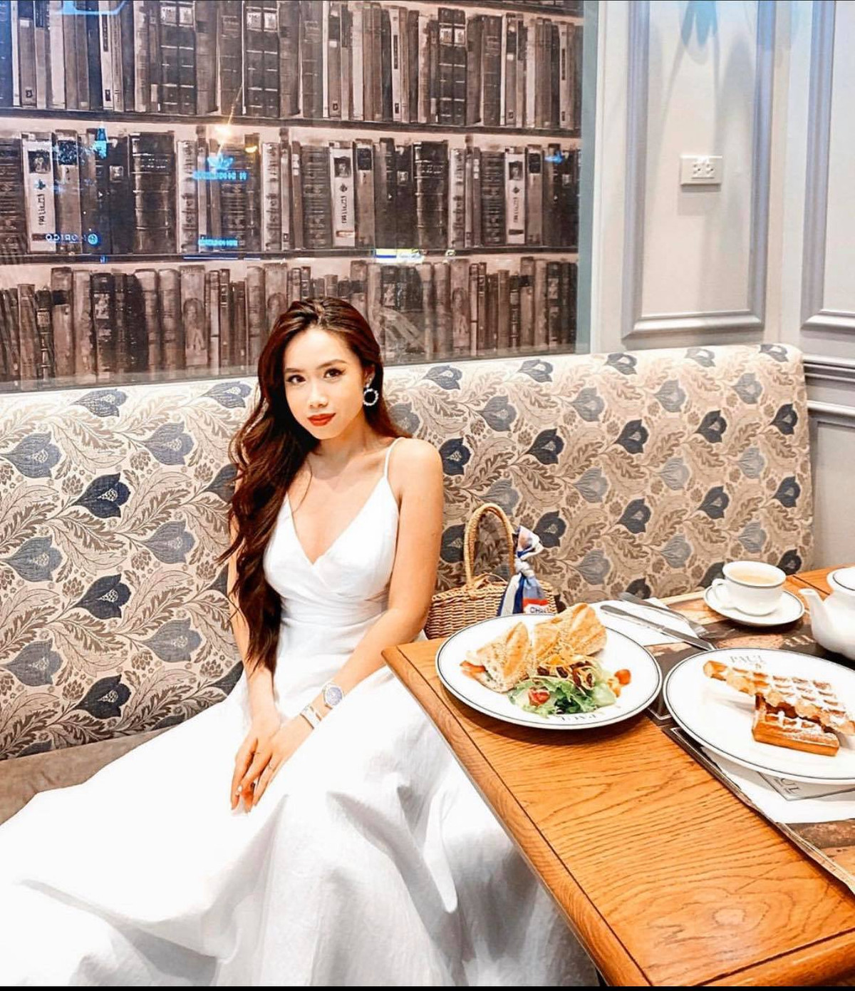 Nàng beauty blogger đặc biệt yêu thích màu trắng và thường xuyên diện trong những dịp đặc biệt.