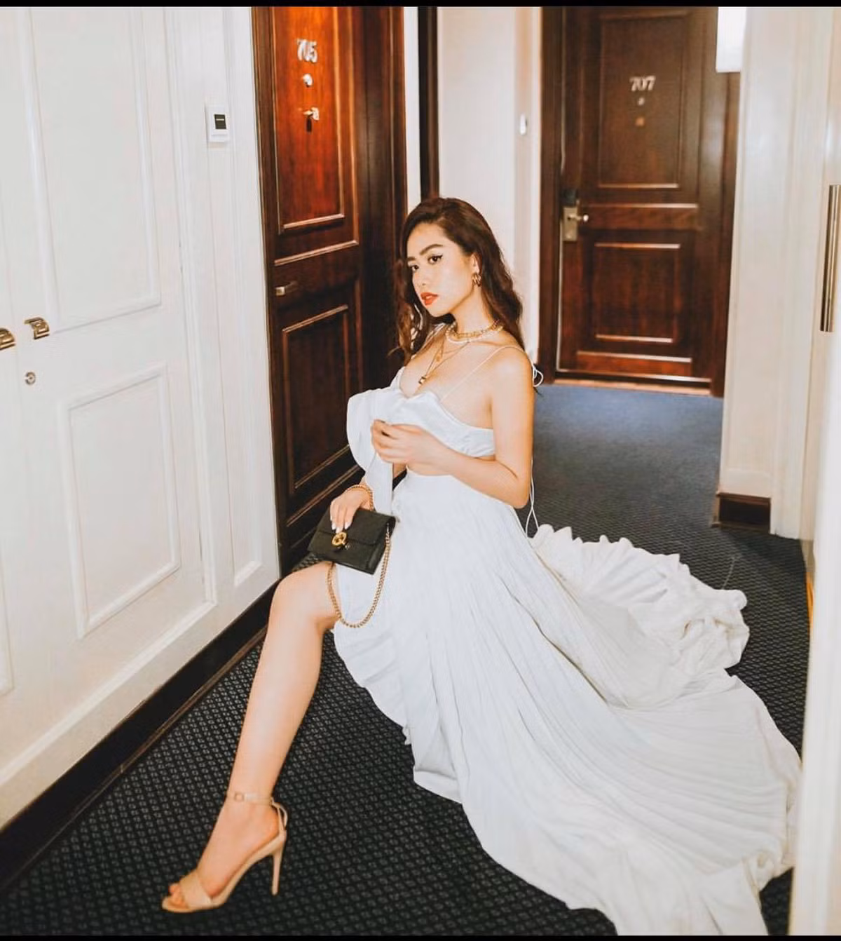 Trung thành với màu trắng sang chảnh, khoe đôi vai trần bốc lửa cùng chân thon mịn.