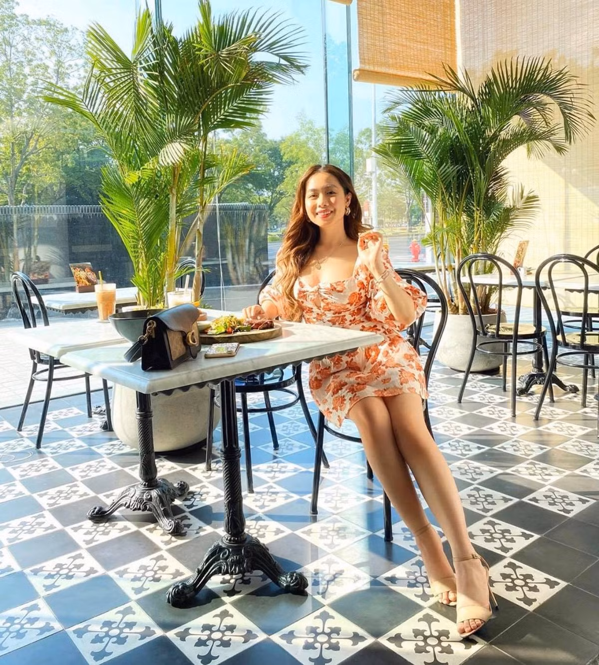 Nữ tính bánh bèo với váy hoa rực rỡ.