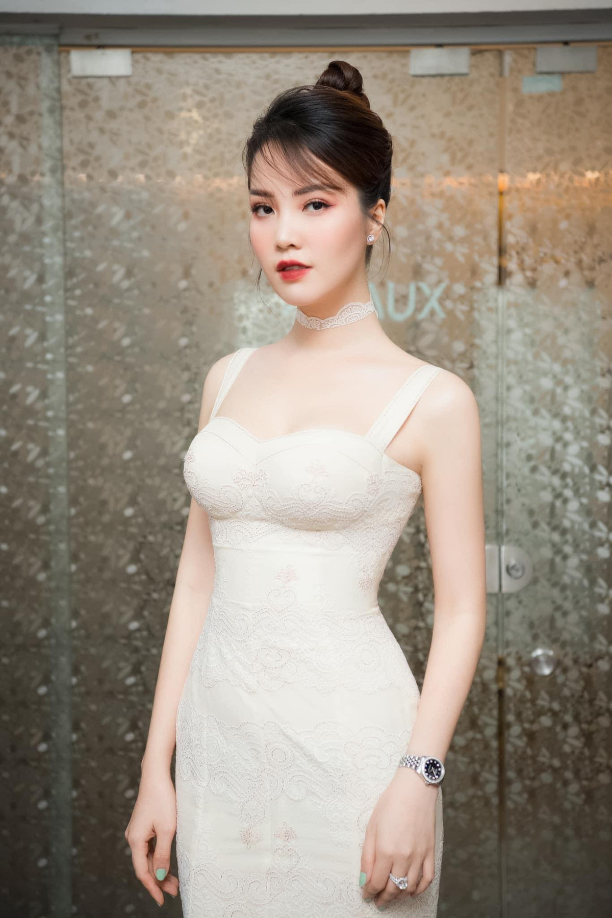 Thiết kế váy tôn lên vẻ đẹp không tì vết của Thụy Vân. Trông cô dịu dàng, kiều diễm như một nàng công chúa chính hiệu.