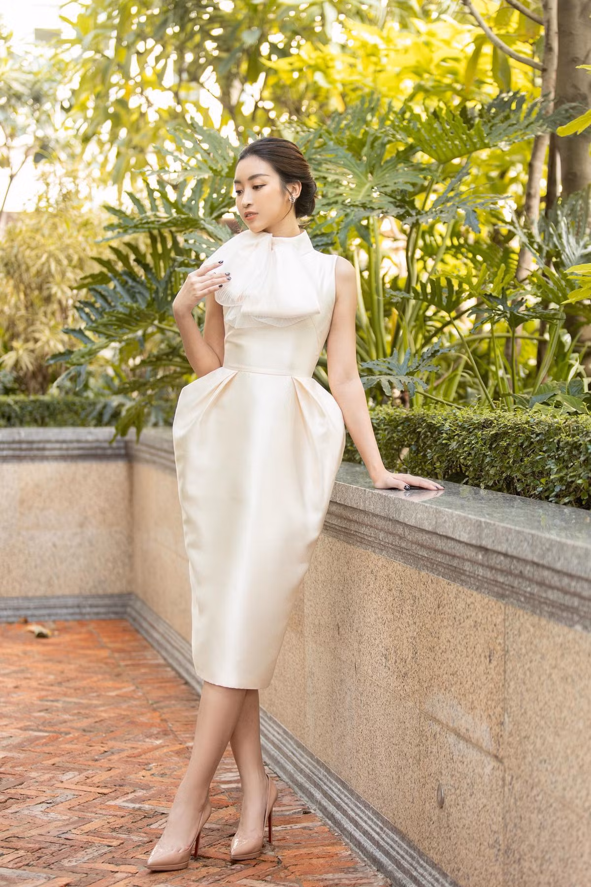 Xây dựng hình tượng sạch sẽ không scandal cùng với tính cách nhẹ nhàng, khuôn mặt thanh lịch của mình, Đỗ Mỹ Linh luôn lựa chọn những thiết kế màu sắc trang nhã, dịu dàng và không kém phần sang trọng, tinh tế.