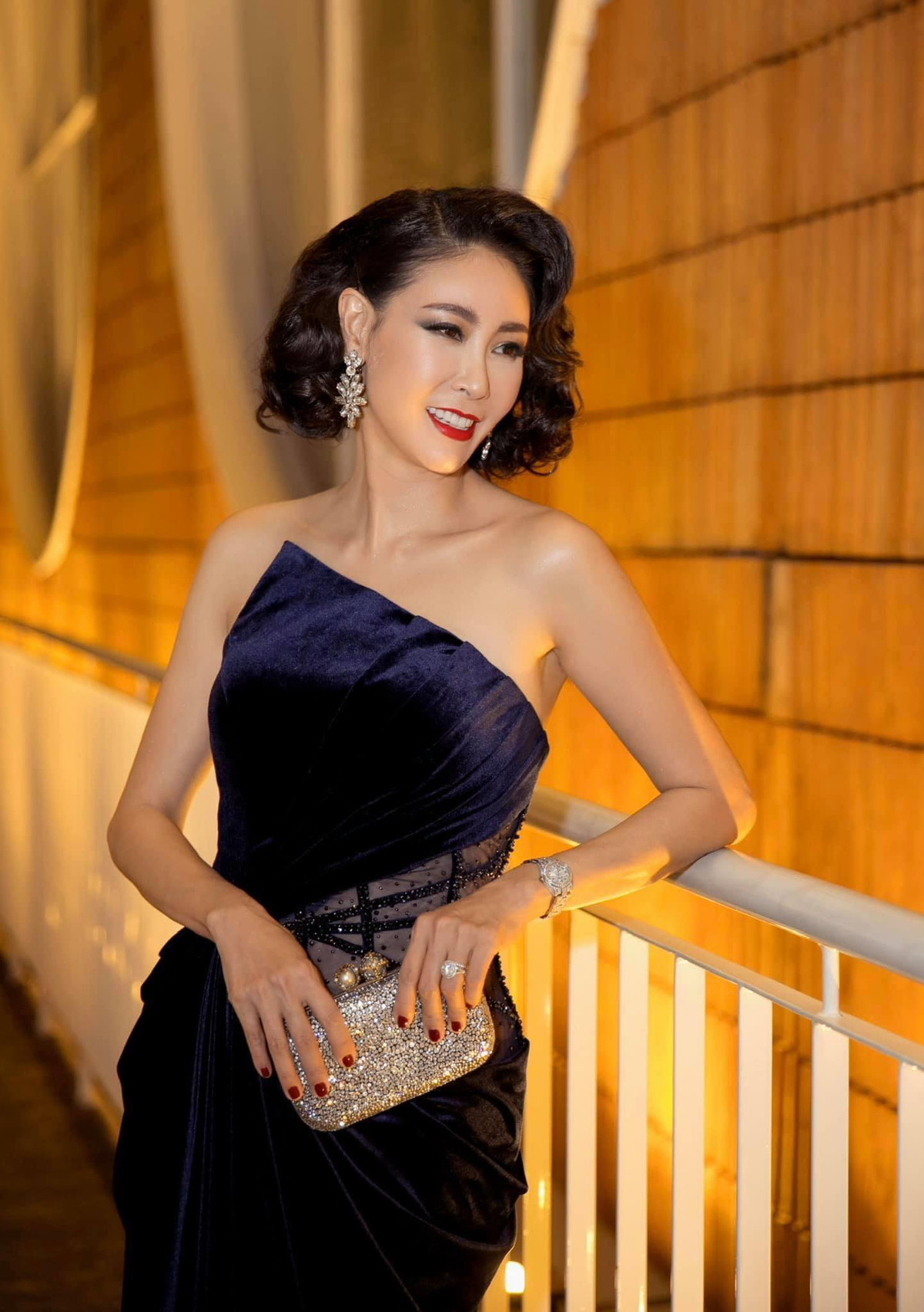 Dù đã bước sang tuổi 44 nhưng Hà Kiều Anh vẫn giữ được thân hình gợi cảm cùng nhan sắc mặn mà quyến rũ không thua kém bất kì đàn em nào.