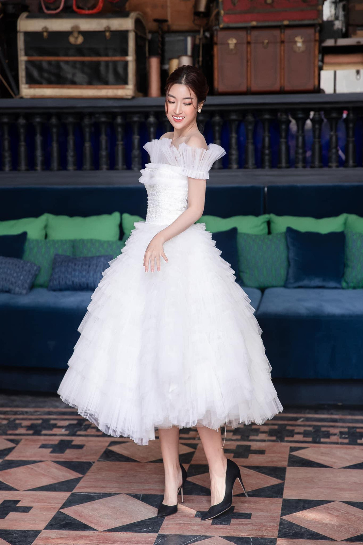 Cô nàng luôn tạo được sức hút với những bộ đồ trắng đen mà không gây nhàm chán, Đỗ Mỹ Linh luôn biết cách làm mới mình bằng cách lựa chọn những thiết kế độc đáo cùng cách mix mới lạ.