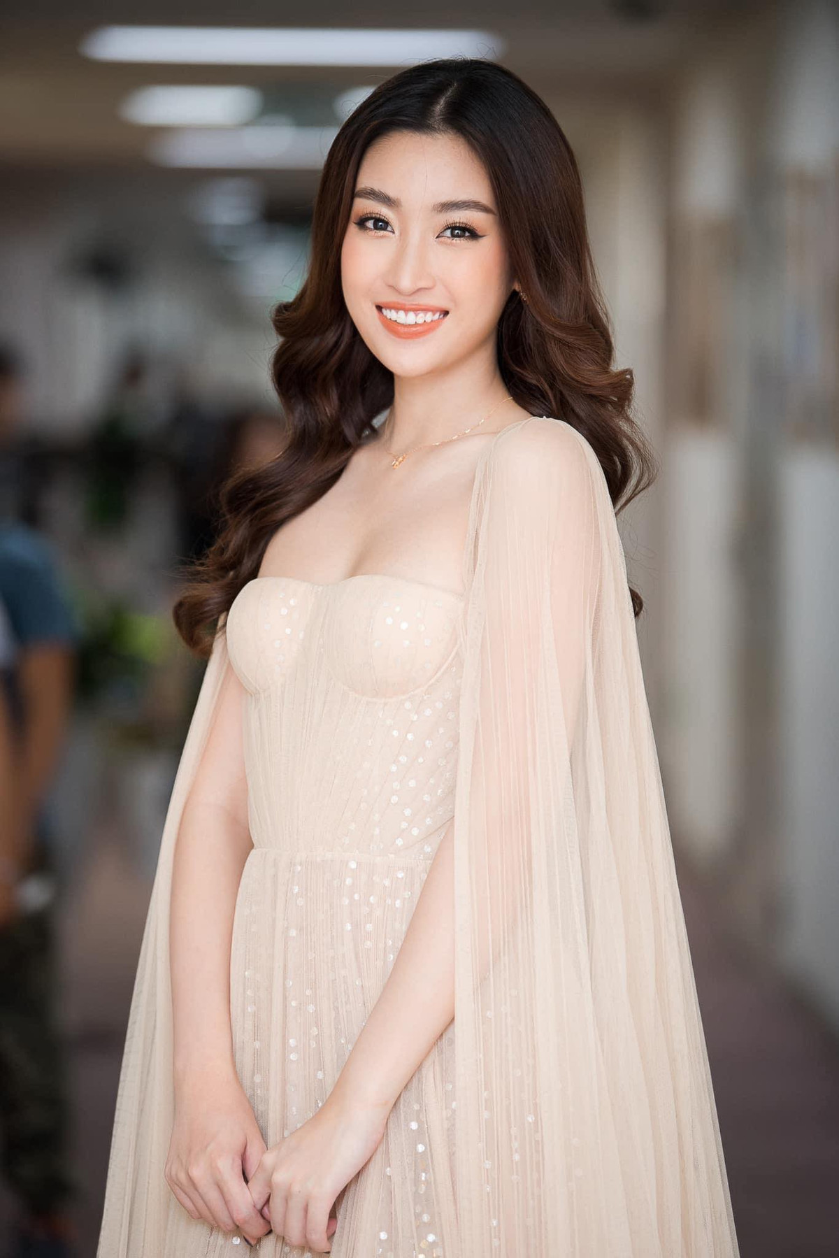 Từng bị chê có gu thời trang nhạt nhòa, quá kín đáo nhưng hiện tại, cô đã từng bước thay đổi mình, mỗi lần xuất hiện trước công chúng đều được khen ngợi lên đồ vừa đẹp vừa sang.