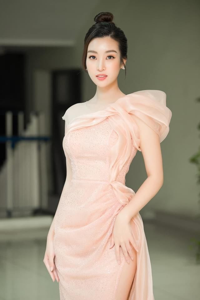 Hoa hậu Việt Nam 2016 Đỗ Mỹ Linh cũng là một trong những giám khảo xinh đẹp của cuộc thi năm nay.