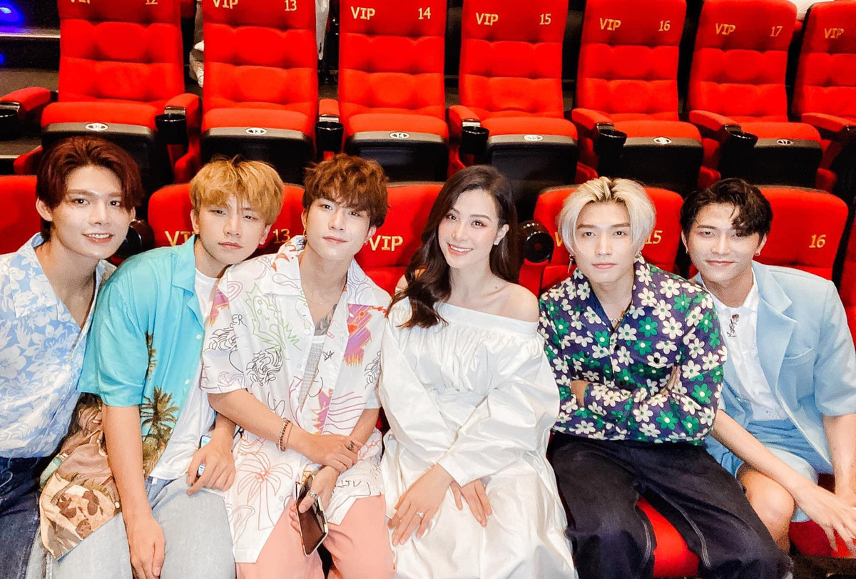 Xuất hiện trong họp báo ra mắt "Kẻ săn tin" cùng Uni5, Cô nàng khéo léo chọn chiếc váy không để lộ thân hình và khoe được bờ vai gợi cảm cùng khuôn mặt thanh tú.