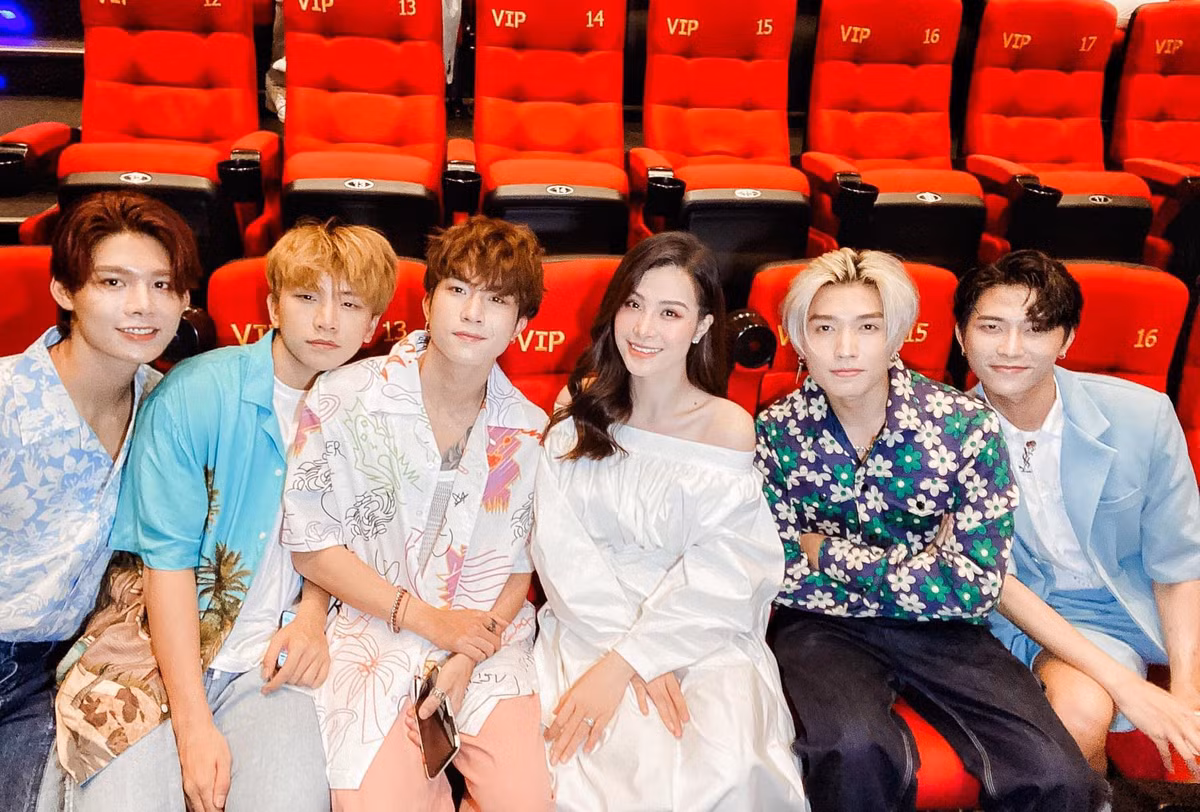 Xuất hiện trong họp báo ra mắt "Kẻ săn tin" cùng Uni5, Cô nàng khéo léo chọn chiếc váy không để lộ thân hình và khoe được bờ vai gợi cảm cùng khuôn mặt thanh tú.