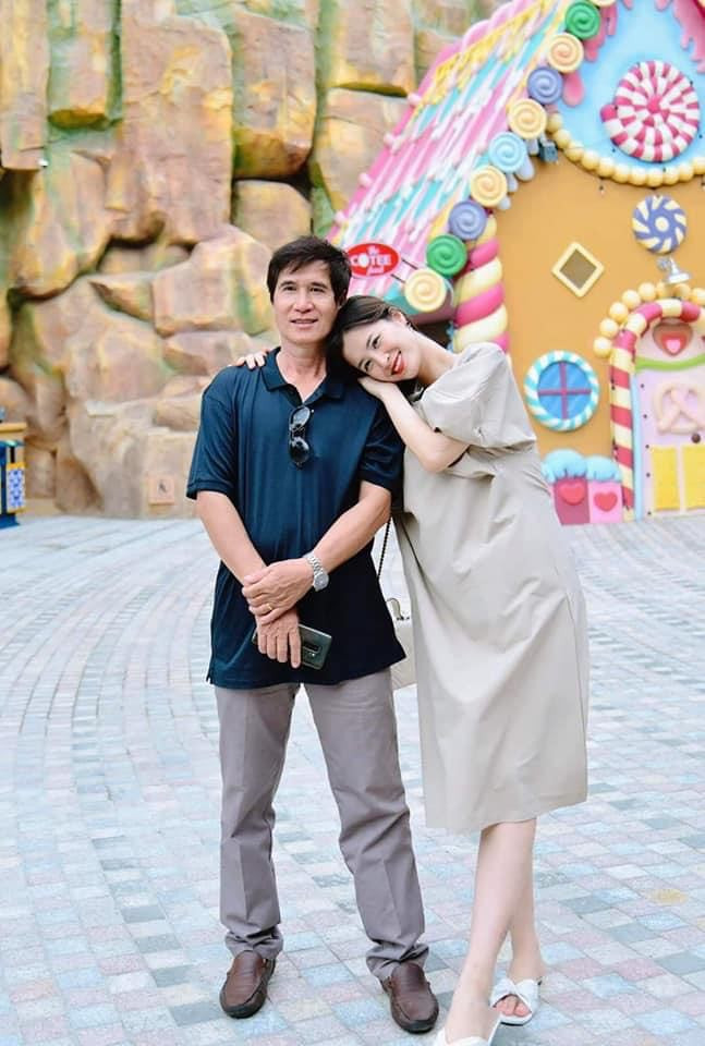 Nụ cười rạng rỡ, nhan sắc ngày càng thăng hạng của cô phần nào cho thấy sự viên mãn trong cuộc sống của Đông Nhi dù lập gia đình khá muộn.