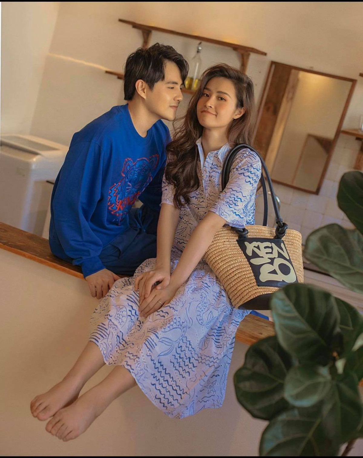 Diện đồ ton-sur-ton với chồng cũng chọn gam màu trung tính nhẹ nhàng, tươi mát ăn gian cho cặp đôi cả chục tuổi.