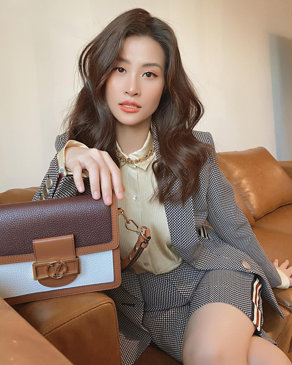 Nữ ca sĩ vừa vui mừng thông báo đến người hâm mộ mình đang mang bầu bé gái trong niềm hạnh phúc của cả gia đình. "Ruộng sâu trâu nái, không bằng con gái đầu lòng": mẹ Đông Nhi hài hước chia sẻ.