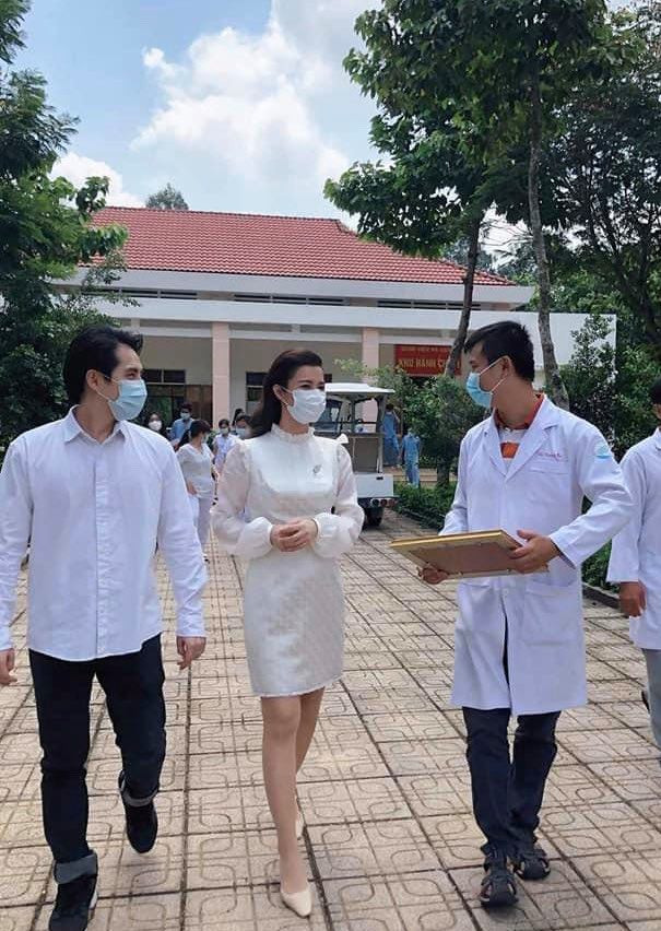 Khi đến thăm bệnh viện dã chiến Củ Chi, Đông Nhi lựa chọn chiếc váy thiết kế thanh lịch, vòng hai của cô lúc này vẫn chưa quá lộ rõ.