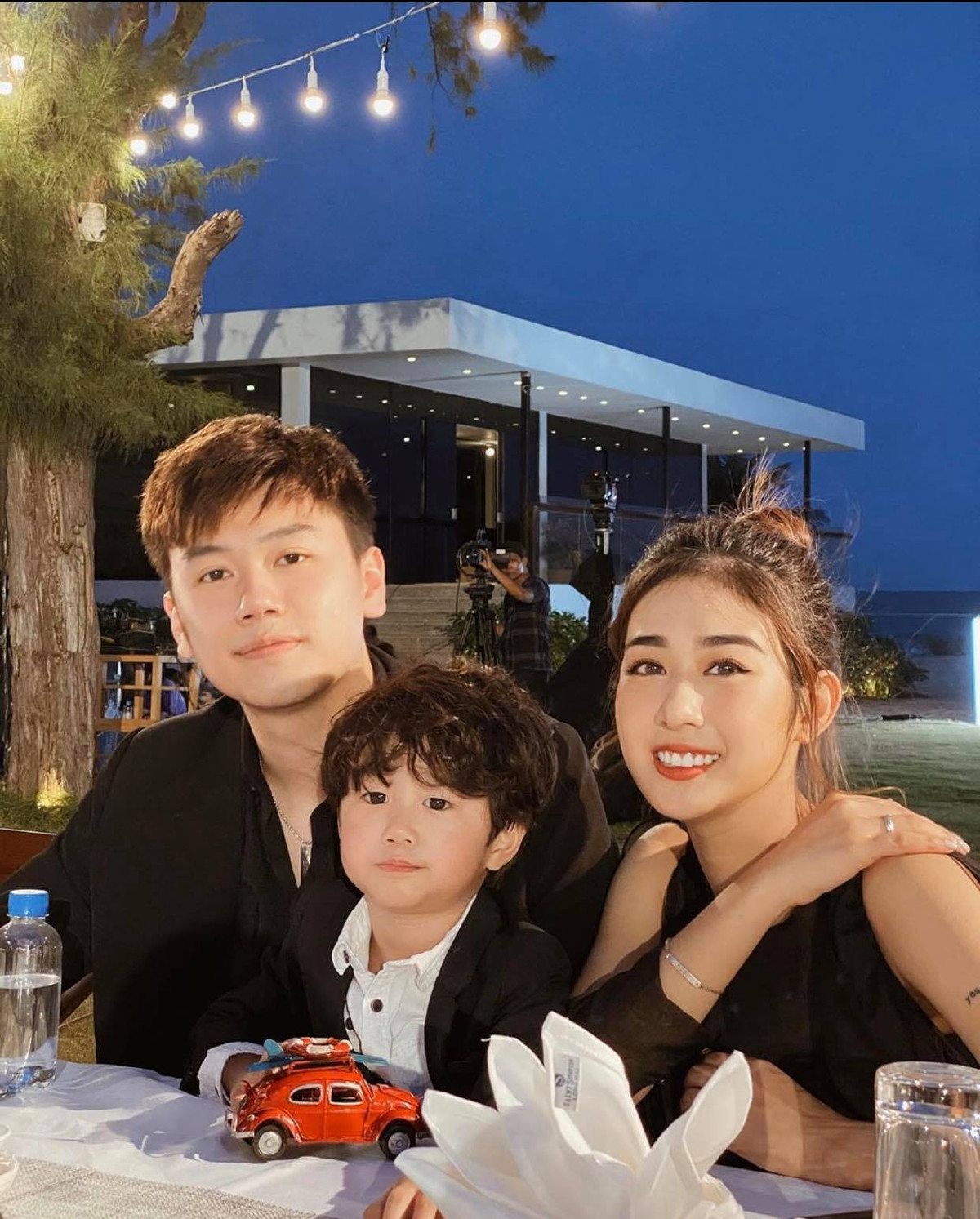 Đi dự sự kiện cũng phải diện đồ hợp rơ nhau, các fan không thể kìm lòng bởi sự đáng yêu và hạnh phúc của gia đình cậu nhóc Xoài lý lắc này.