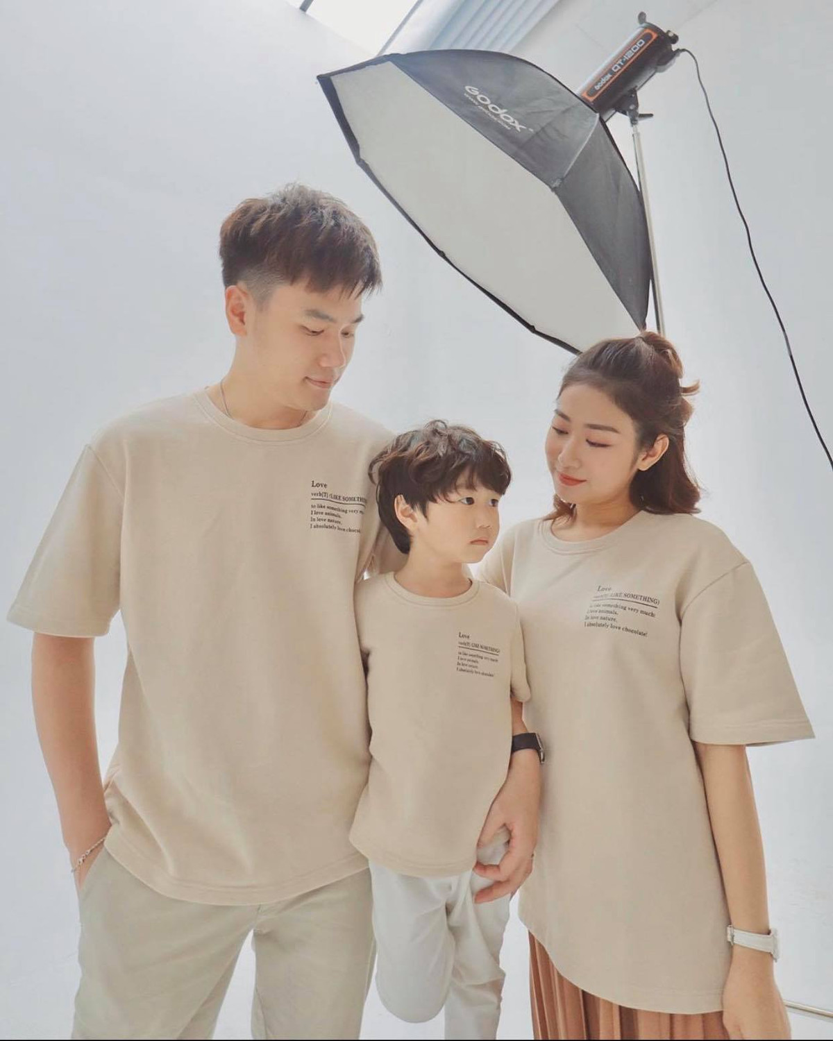 Áo phông chữ được gia đình Xoài thường xuyên diện, với đủ màu sắc sặc sỡ. Từ màu be nhẹ nhàng...