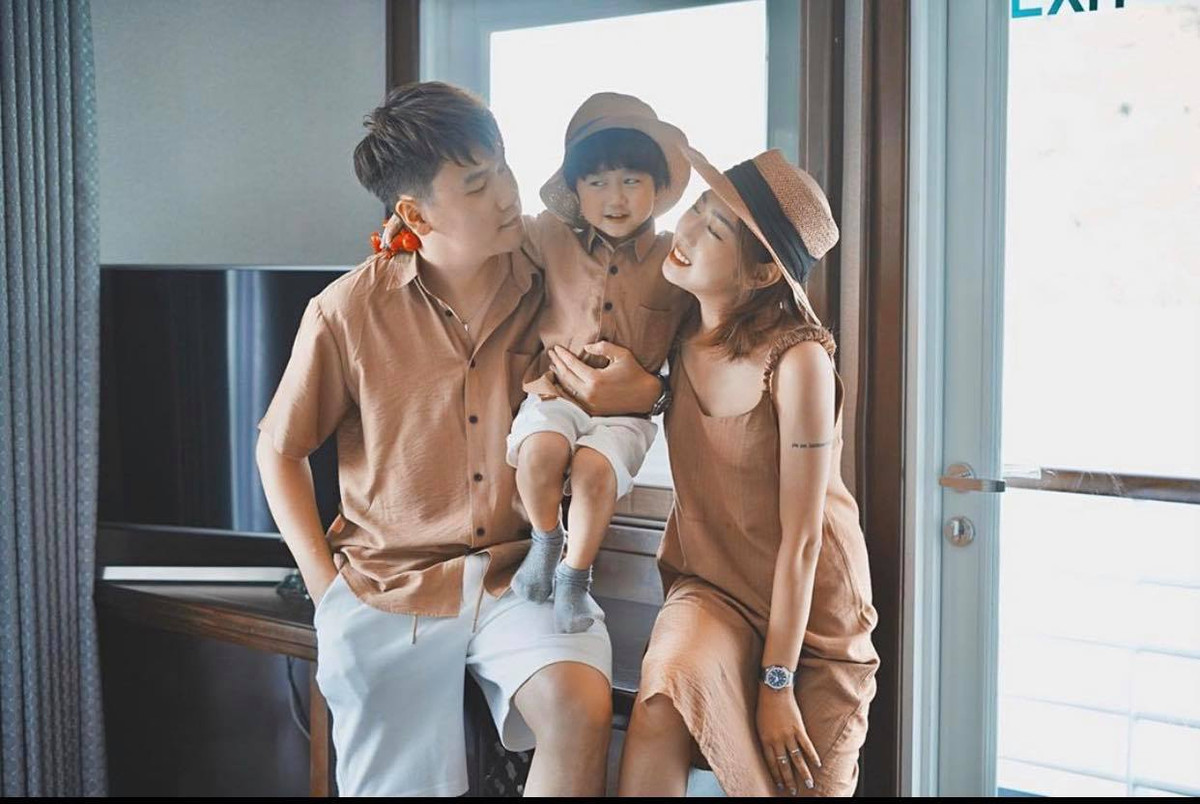 Đồng phục gia đình là thứ không thể thiếu trong mỗi chuyến đi, nó thể hiện sự gắn bó, tình cảm của các thành viên trong gia đình nhỏ.