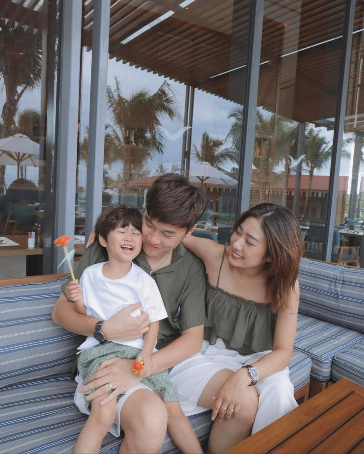 Được giới trẻ ngưỡng mộ với chuyện tình thuở học trò có happy ending, Tùng Sơn - Trang Lou còn gây sốt hơn nữa với gia đình nhỏ hạnh phúc của mình và đặc biệt là nhóc Xoài dễ thương.