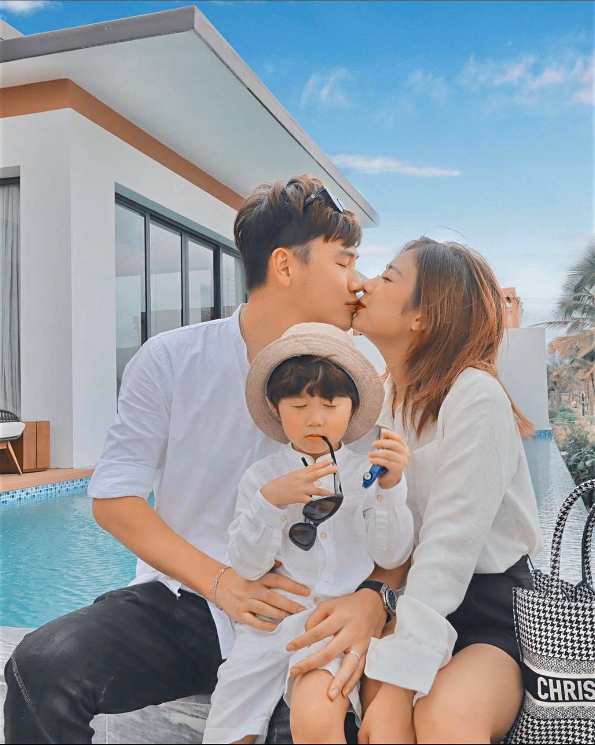 Xuất thân từ gia đình có điều kiện, lại cực tài năng trong mảng kinh doanh nên vợ chồng Trang Lou có cuộc sống đầy đủ viên mãn, thường xuyên có những chuyến du lịch sang chảnh.