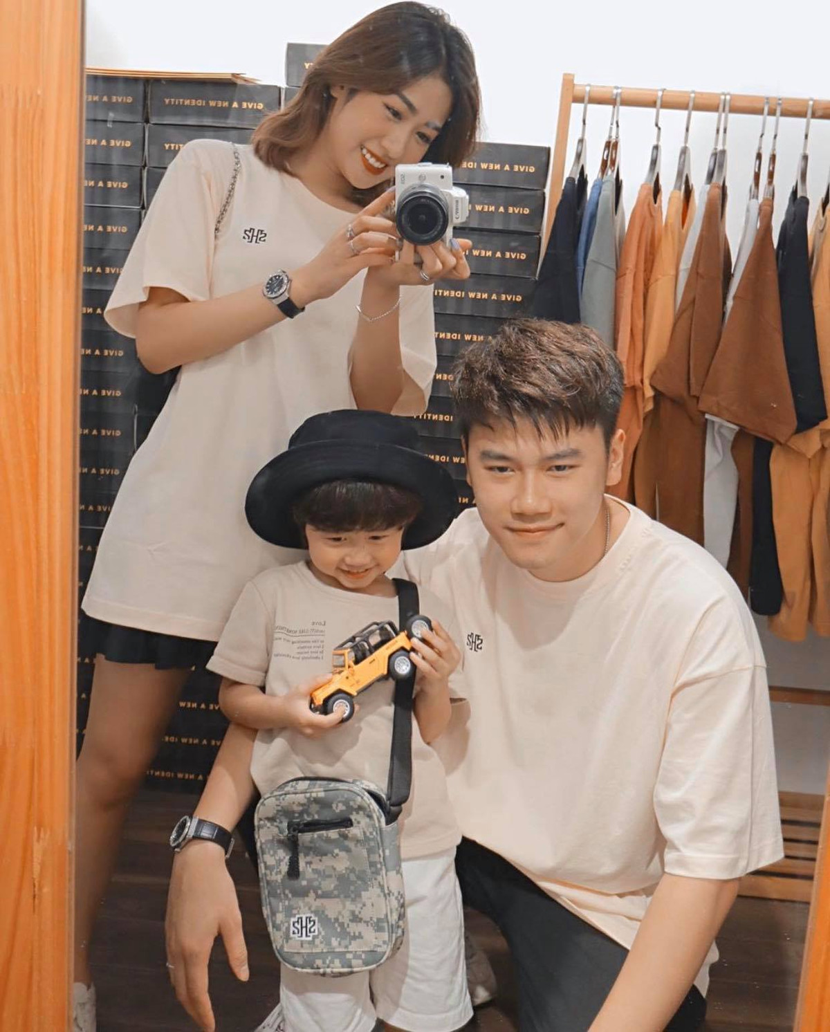  Gia đình Xoài có một bộ sưu tập những bộ đồ ton-sur-ton với nhau rất dễ thương khiến khán giả thích thú vô cùng.