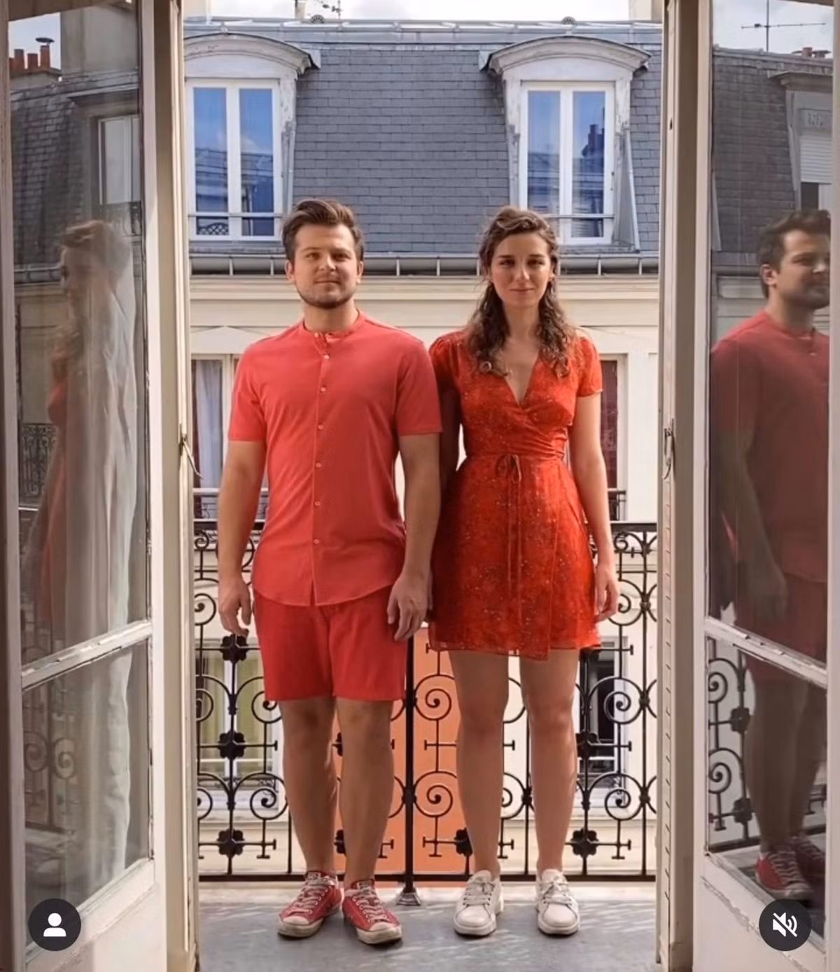 Tông đỏ cam rực rỡ cho những ngày hè nóng bỏng.