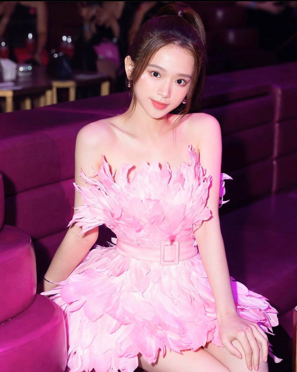 Chiếc váy lông chim xòe màu hồng khoe đôi vai trần gợi cảm, nhìn Linh Ka không ai nghĩ cô nàng hotgirl này mới 18 tuổi.