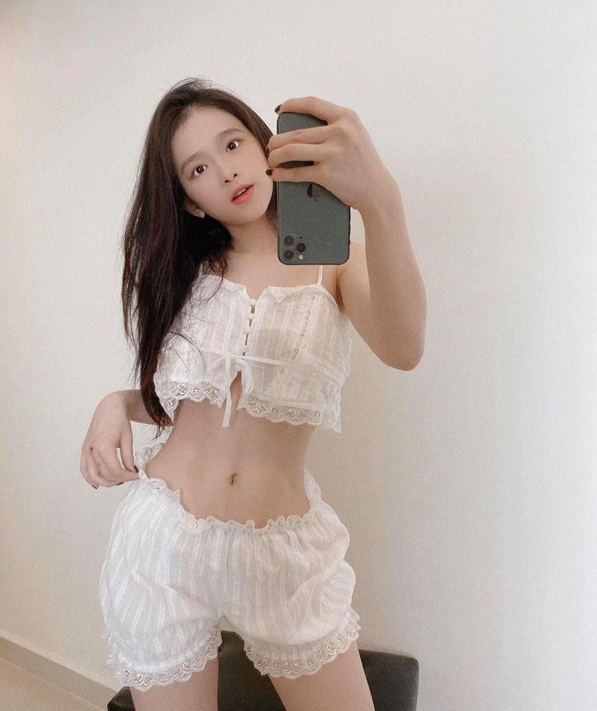 Linh Ka thường xuyên diện trang phục khoe vòng eo con kiến đáng mơ ước.