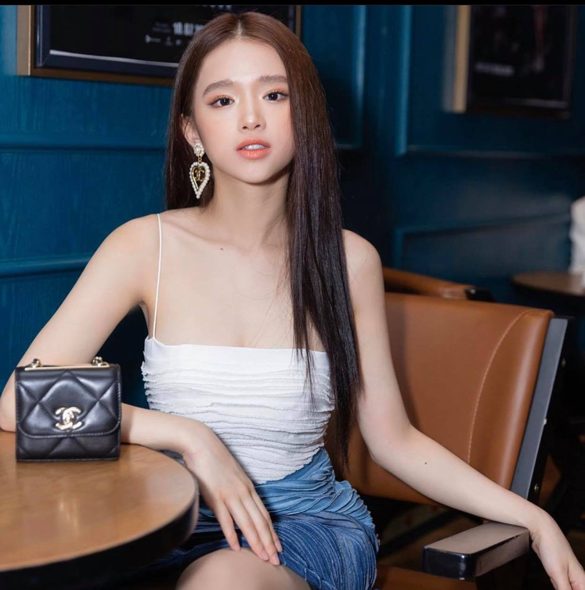 Phong cách hàng ngày của Linh Ka cũng theo hướng sexy gợi cảm khoe thân hình nhỏ nhắn cùng vòng 1 gợi cảm.