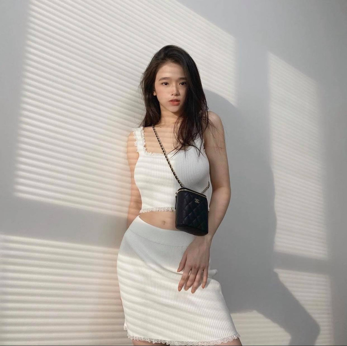 Set body tôn dáng kết hợp cùng túi Chanel thời thượng.