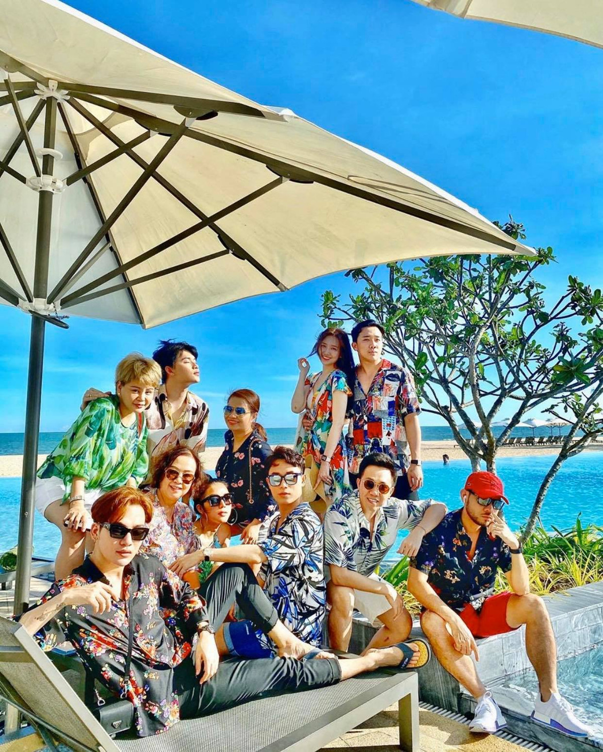 Khi đi biển thì phải sặc sỡ xanh đỏ tím vàng mới đúng tinh thần của nhóm vừa hài hước vừa lầy lội.