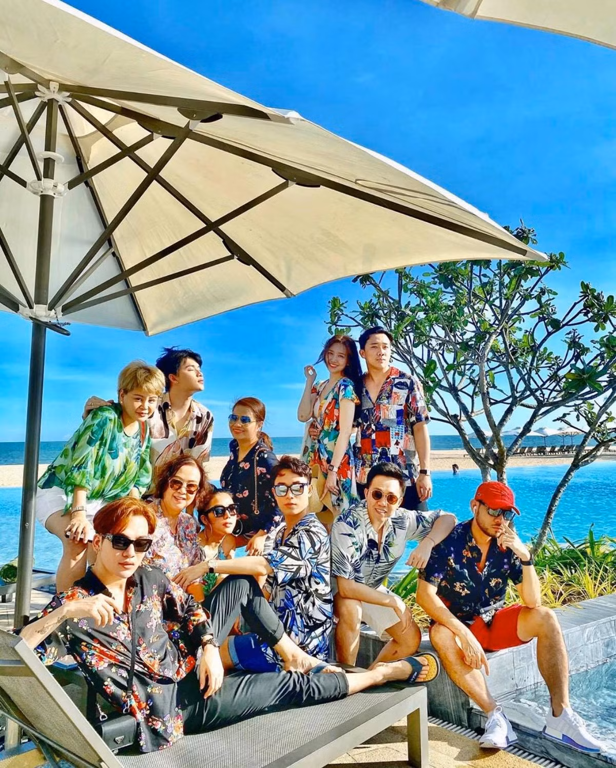 Khi đi biển thì phải sặc sỡ xanh đỏ tím vàng mới đúng tinh thần của nhóm vừa hài hước vừa lầy lội.