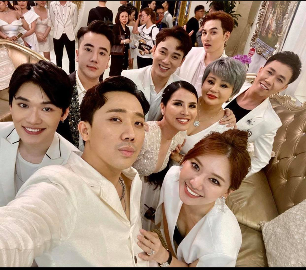 Thường xuyên xuất hiện cùng nhau trong các sự kiện và những lần đi chơi, hội bạn thân luôn lựa chọn trang phục ton - sur - ton vô cùng bắt mắt và sành điệu.