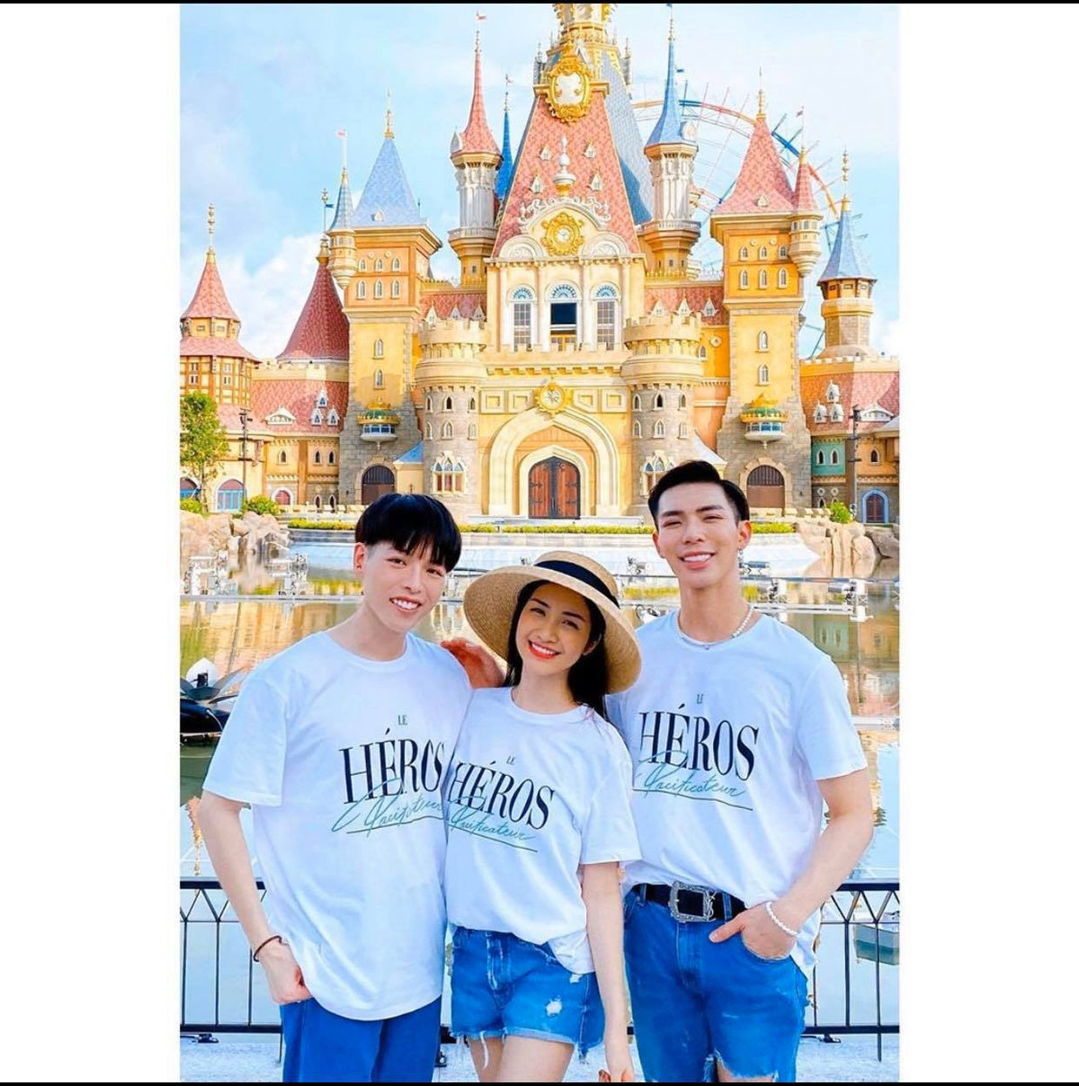 Thường xuyên xuất hiện cùng nhau, gia đình Hoa Râm Bụt không thiếu những bộ đồ nhóm cho những chuyến vi vu.