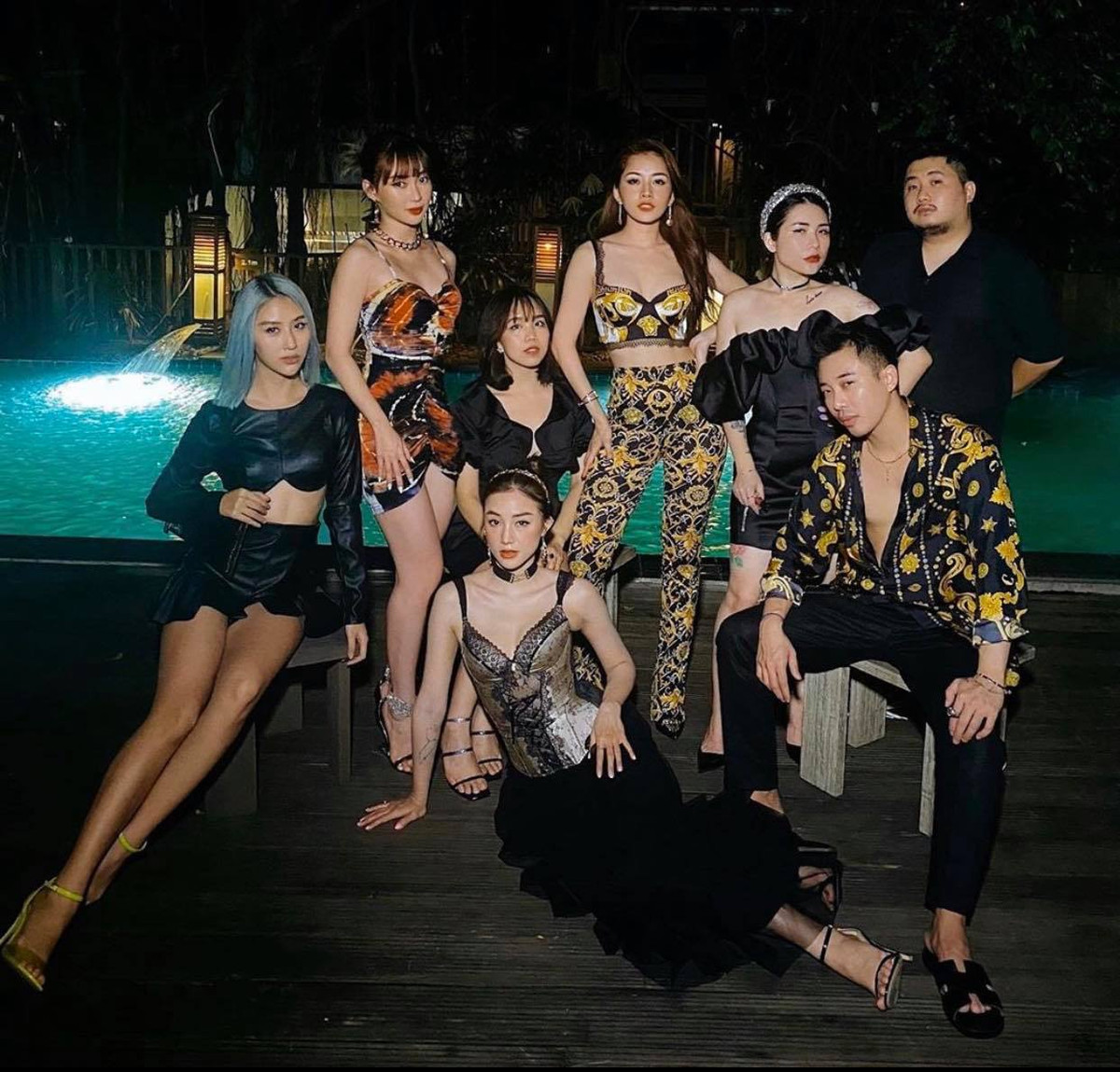 Đã quá nhàm chán với những bộ đồ sặc sỡ hay một màu đơn điệu, hãy thử đổi phong cách sang cá tính, lạ mắt cực chất như hội bạn thân của Chi Pu, Quỳnh Anh Shyn, Hoàng Ku,... xem sao. Quả không hổ danh nhóm toàn những fashionista và stylist.