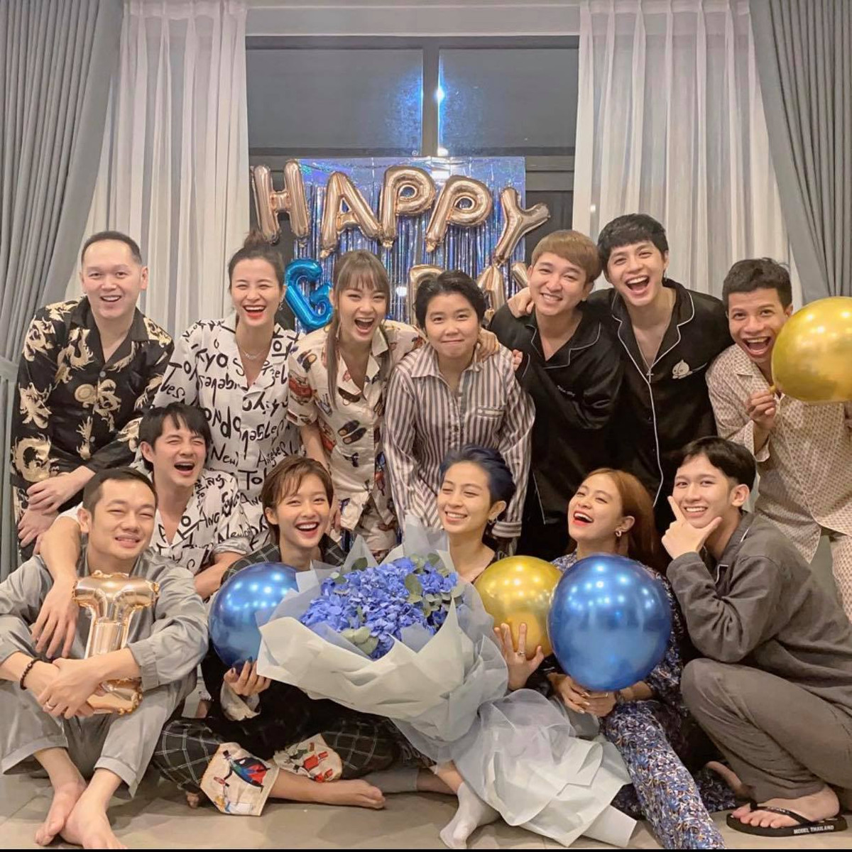 Nếu bí ý tưởng quá thôi thì chọn đại vài bộ Pyjama vẫn cực xịn xò.