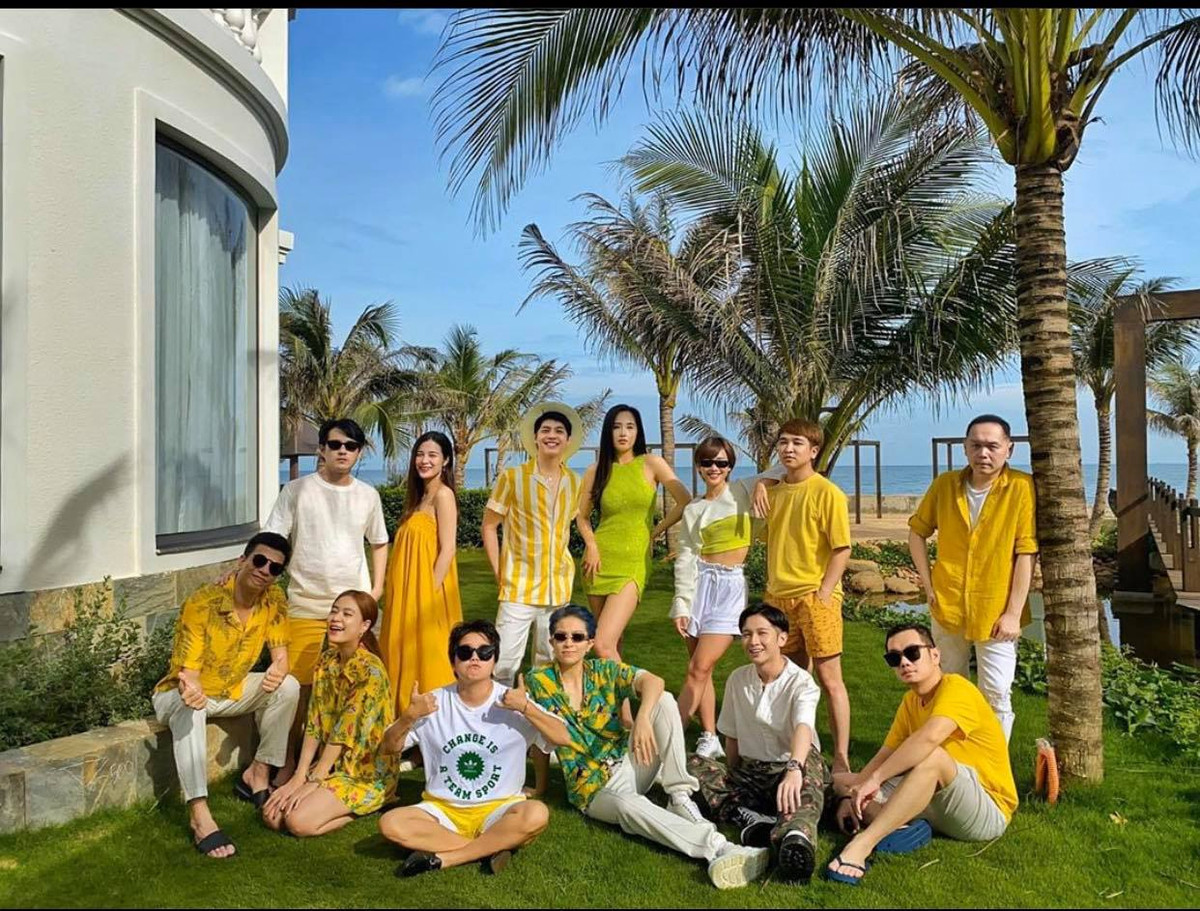 Nhưng khi đi biển cũng màu sắc nổi bật lắm nha! Nhìn dress code là muốn "ôm phản lao ra biển" luôn rồi.