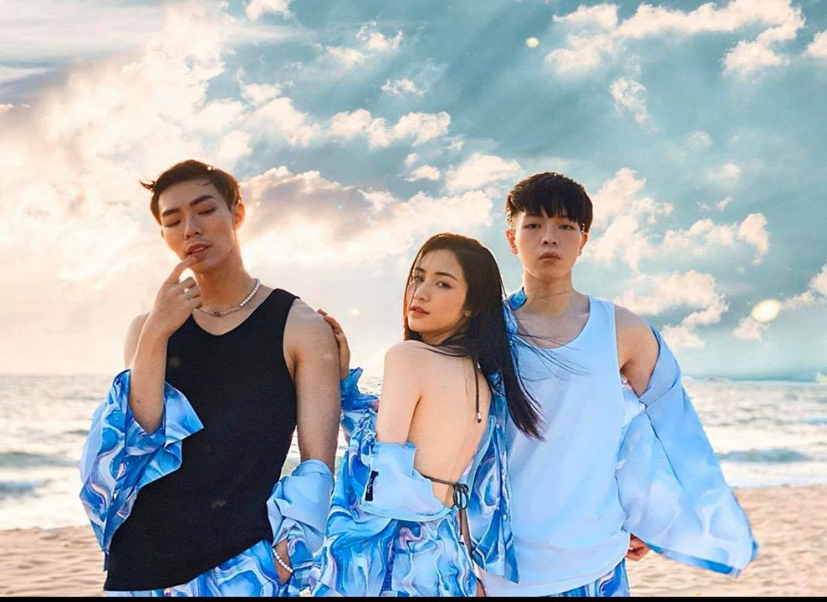 "Biết anh thích màu trời, nên tụi em đã chọn màu xanh lam"