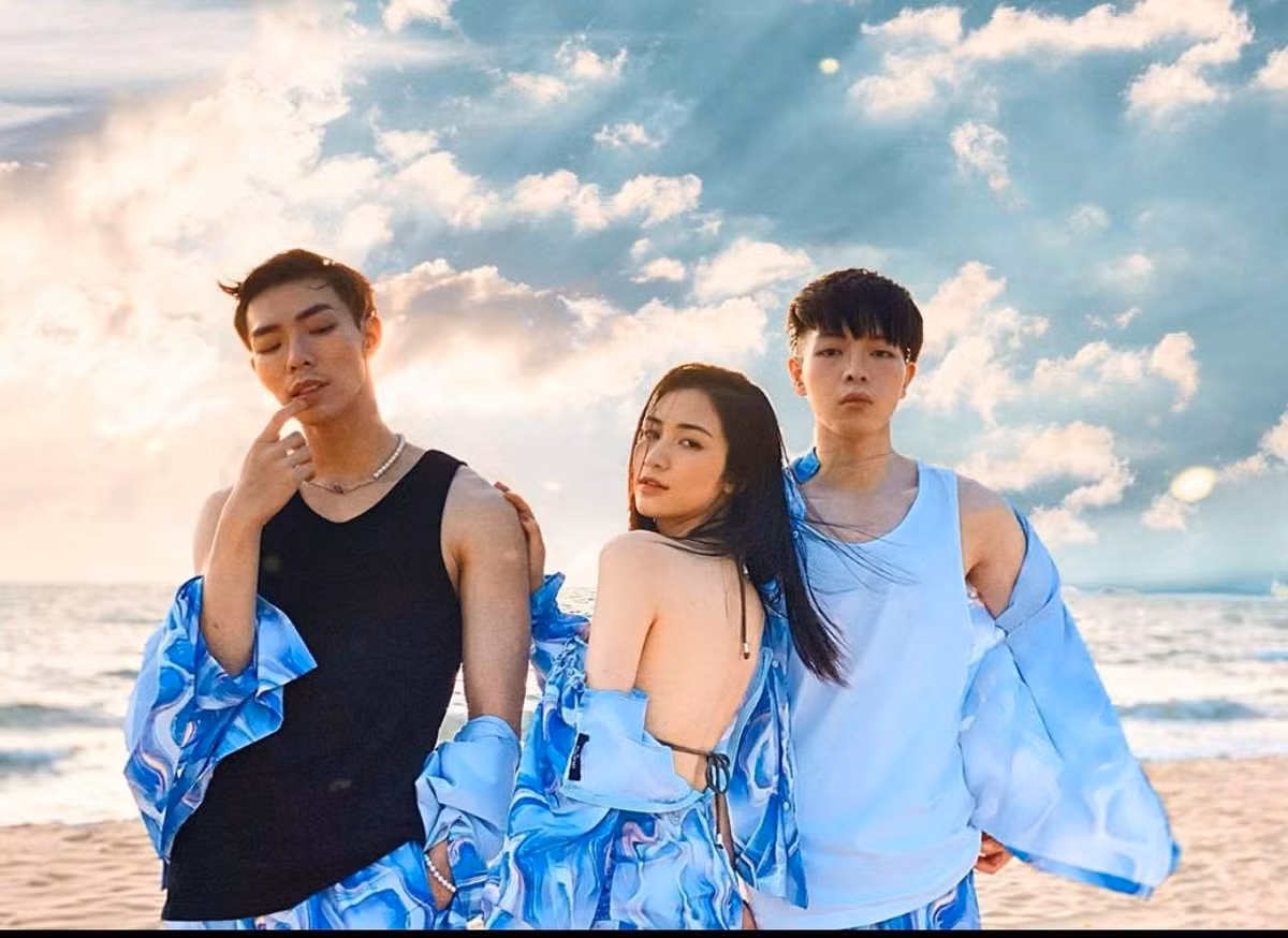 "Biết anh thích màu trời, nên tụi em đã chọn màu xanh lam"