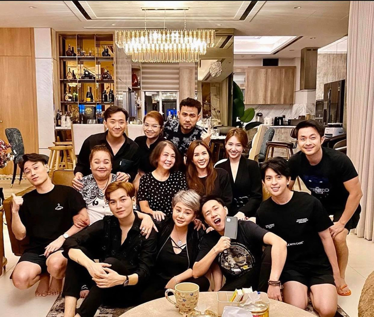 Màu đen huyền bí cực nổi bật và thời thượng.