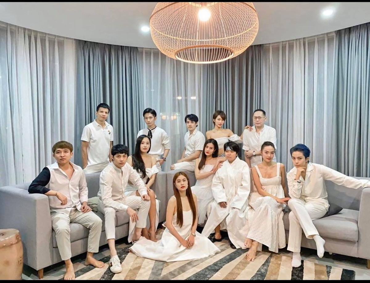 Được cho là hội bạn thân bền vững nhất nhì và quyền lực nhất nhì showbiz, vừa qua Đông Nhi, Minh Hằng, Hoàng Thùy Linh, Mai Phương Thúy,... đã có chuyến vi vu mừng sinh nhật Gil Lê. Lựa chọn màu trắng làm màu chủ đạo, các fan bông đùa rằng trông cả nhóm không khác gi một gia đình quyền thế.