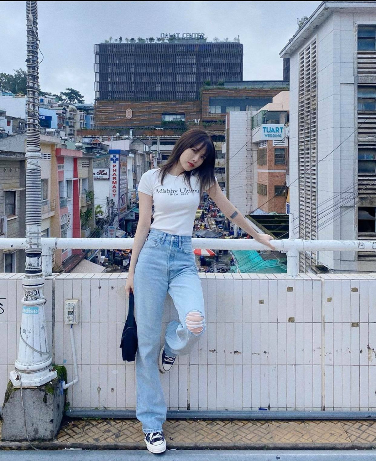 Bước vào showbiz với vai trò ca sĩ tuy nhiên không gặt hái được nhiều thành công, Thiều Bảo Trâm lại ghi dấu ấn bằng ngoại tình không tì vết và gu thờ trang năng động, cá tính.