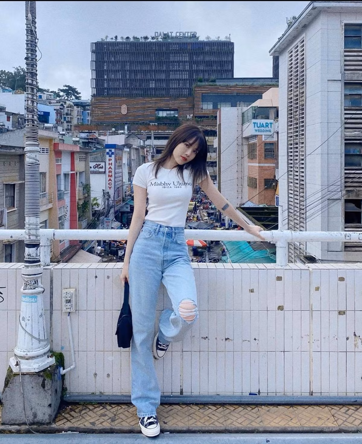 Bước vào showbiz với vai trò ca sĩ tuy nhiên không gặt hái được nhiều thành công, Thiều Bảo Trâm lại ghi dấu ấn bằng ngoại tình không tì vết và gu thờ trang năng động, cá tính.