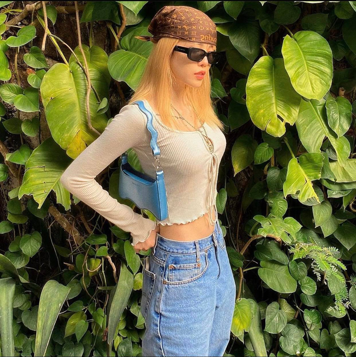 Quần jeans baggy rộng thùng thình là item được cô nàng ưa chuộng kết hợp cùng nhiều loại áo.