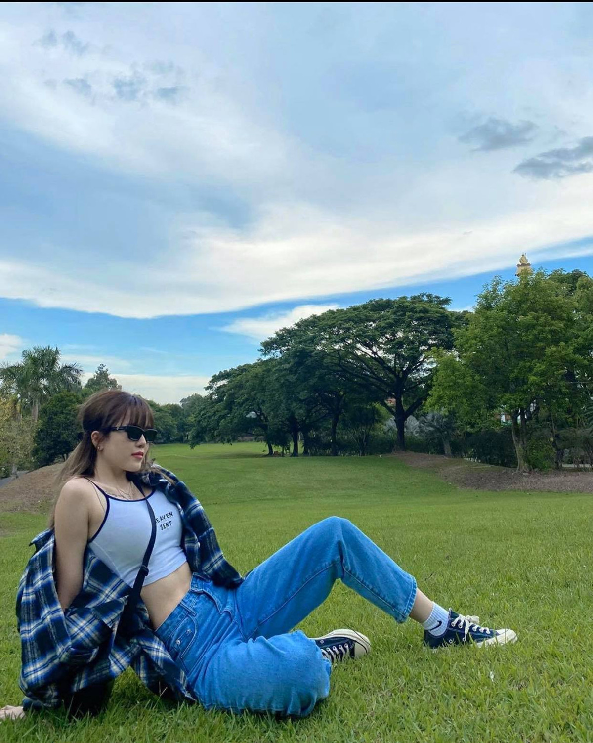 Khoe khéo vòng eo con kiến với áo 2 dây croptop cá tính.