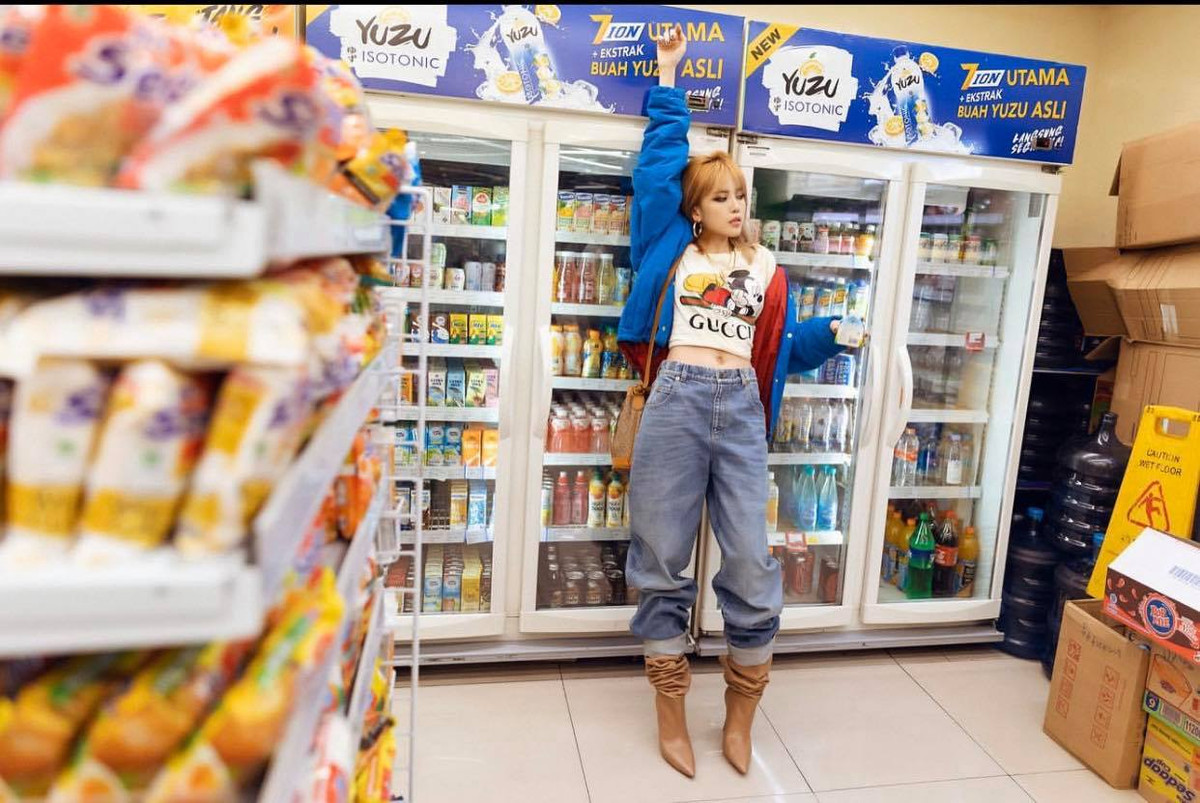 Kết hợp cùng áo phông và túi Gucci, cùng đôi boot phá cách cá tính và thời thượng.