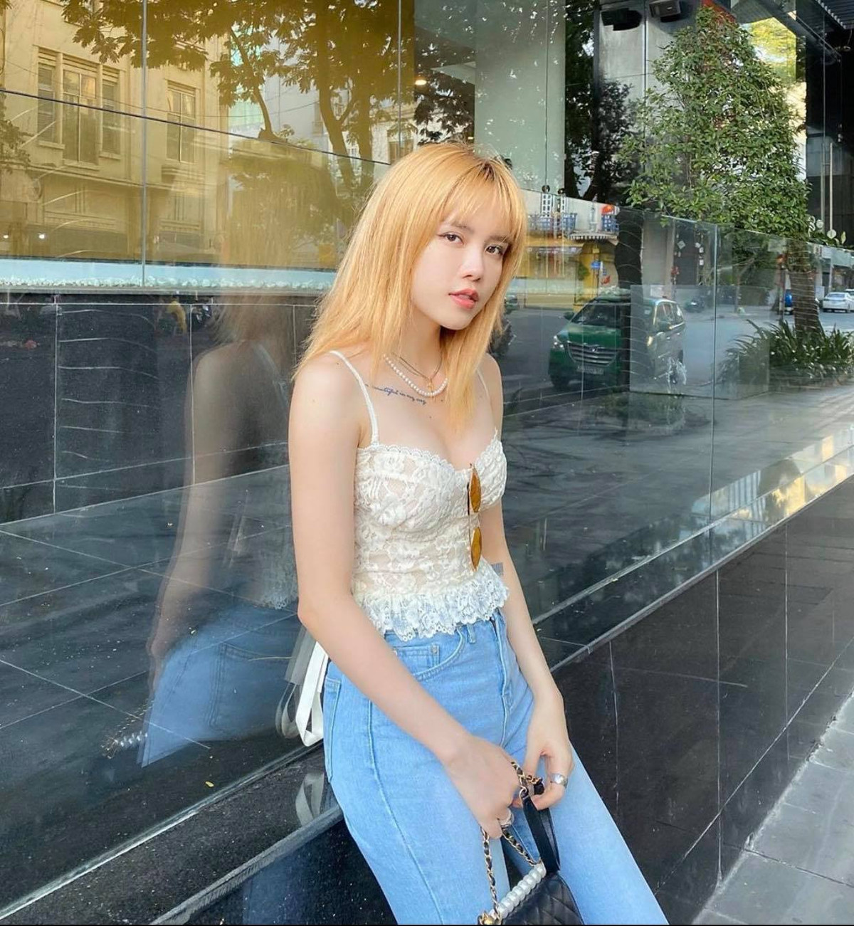 Kết hợp cùng áo ren quyến rũ cũng rất hợp. Làn da trắng sứ và màu tóc nổi bật gây thương nhớ.