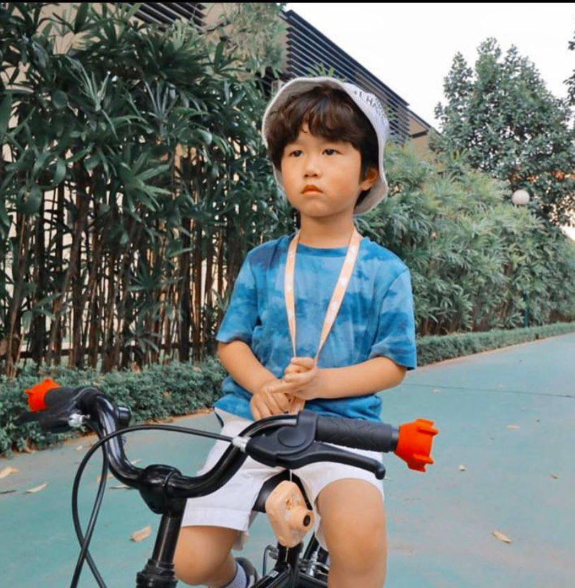 Bé Xoài là nhóc tì nhà Trang Lou - Tùng Sơn, thừa hưởng được nét đẹp của bố mẹ cùng tính cách nhí nhố không ai bằng, cậu bé trở thành một trong sức "idol" đình đám trên mạng xã hội.