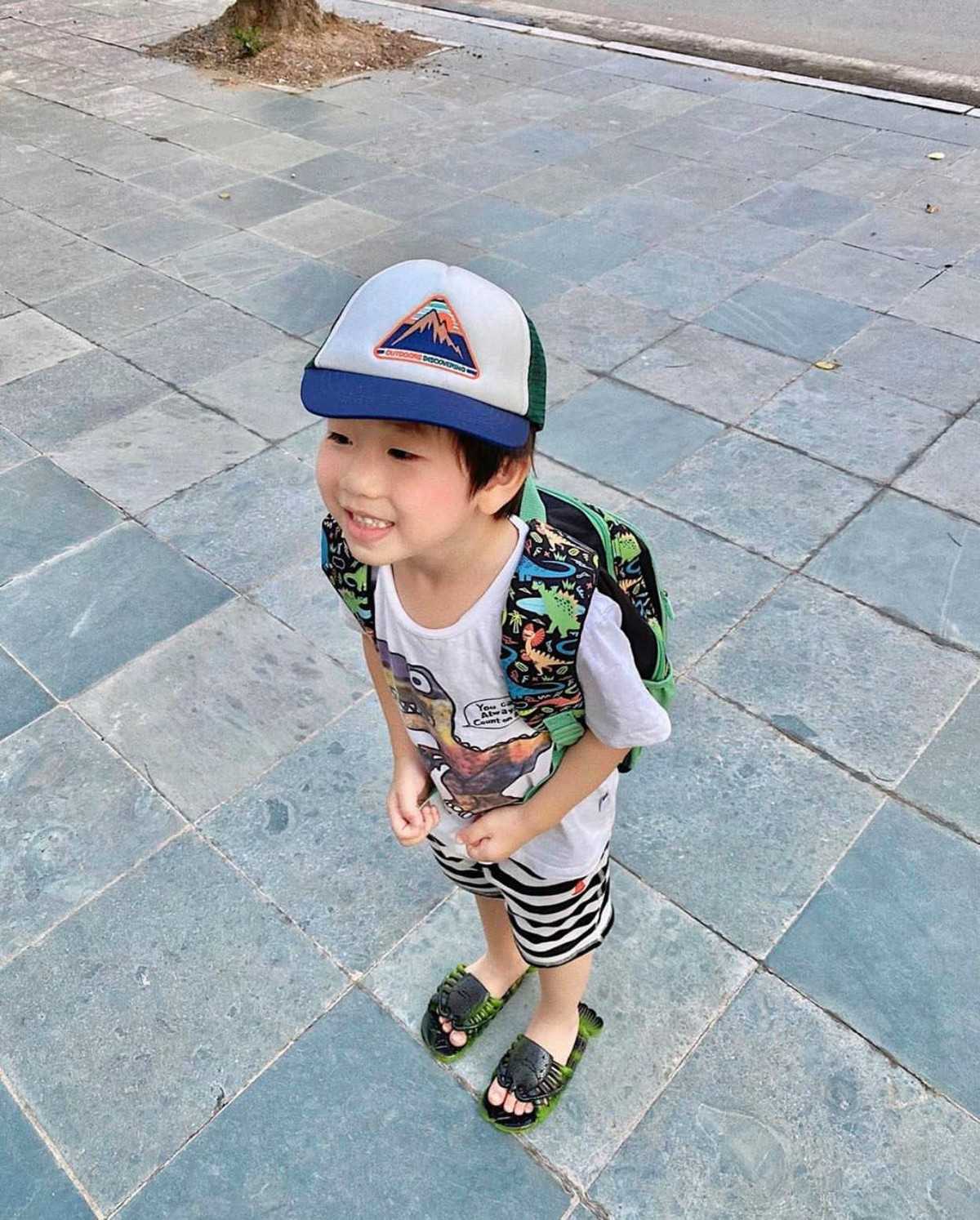 Hoàng tử nhà Nam Thương - Ba Duy cũng là "người trong mộng" của các thiếu nữ. Có bố mẹ là hotgirl, hotboy đình đám nên không có gi lạ khi Đậu Đậu sở hữu khuôn mặt gây thương nhớ.