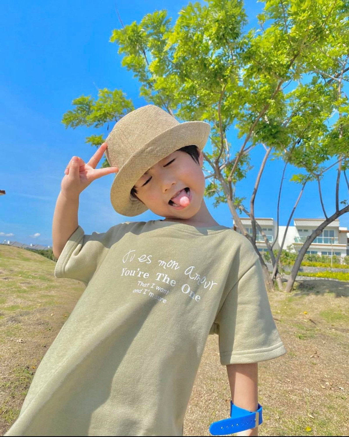 Chung thành với những item đơn giản là áo phông quần sooc, món phụ kiện yêu thích của Xoài là những chiếc mũ cực dễ thương.